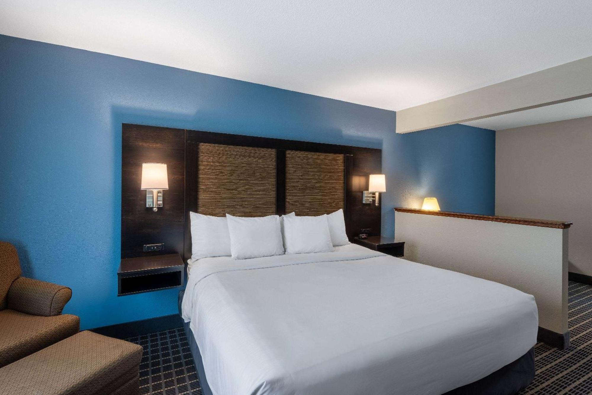 Baymont By Wyndham University Area Hotel