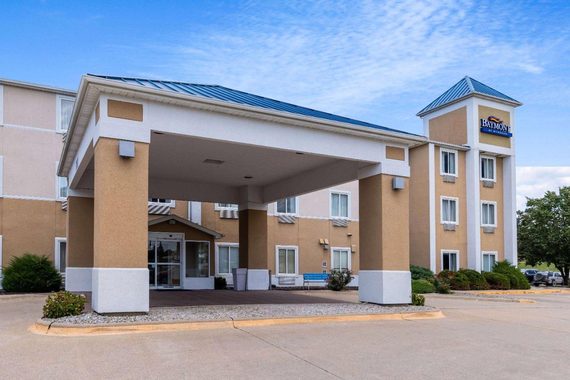 Baymont By Wyndham University Area Hotel 3*